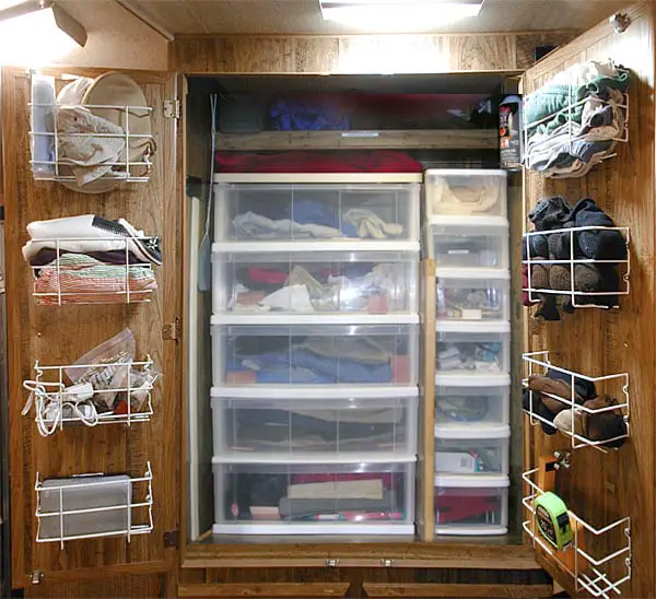 storage ideas for rv closets - når du ikke har nok plass til alle klærne dine, men du fortsatt vil se bra ut mens du reiser, er det viktig å organisere hvilken plass du har! Få mest mulig ut AV all plassen ved å legge noen wire kurver på innsiden av skapet døren.'t have enough space for all your clothes but you still want to look nice while traveling, it's important to organize what space you do have! Make the most of ALL the space by adding some wire baskets to the inside of the closet door.