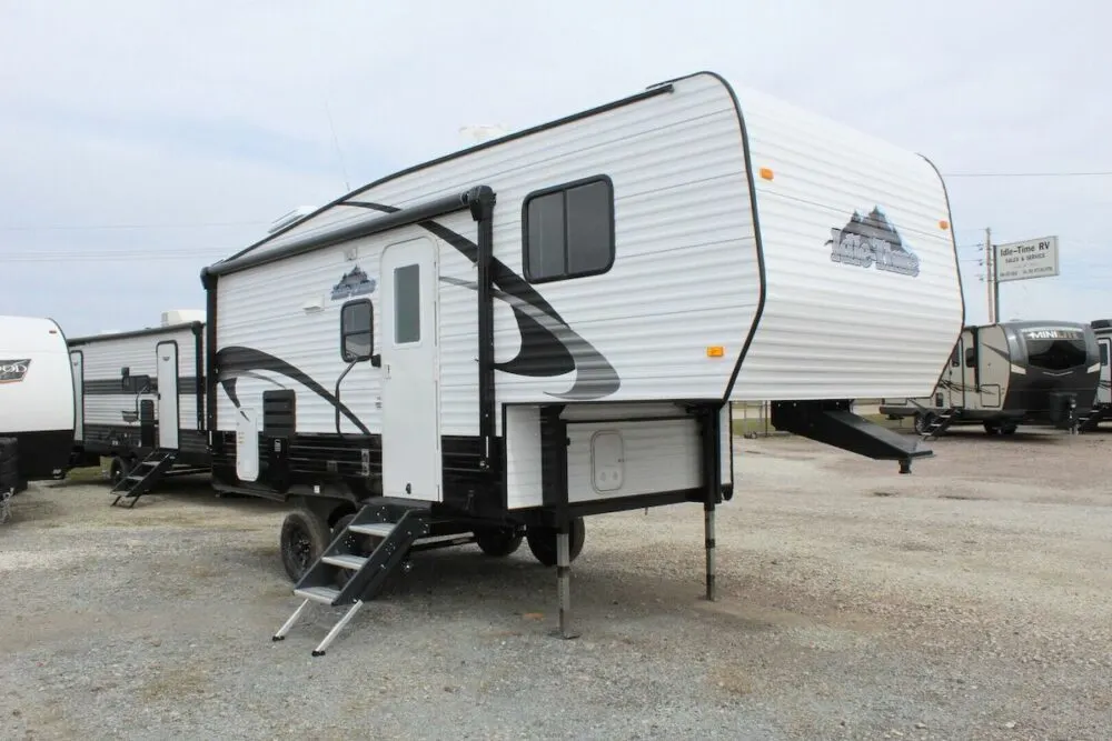 Exterior of the Idle-Time (Allen Camper Manufacturing) 199RB fifth wheel camper.